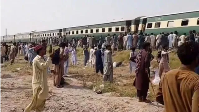 Train blast Pakistan: భారీ బాంబ్ బ్లాస్ట్.. స్పాట్‌లో 6 రైలు బోగీలు..! (వీడియో)
